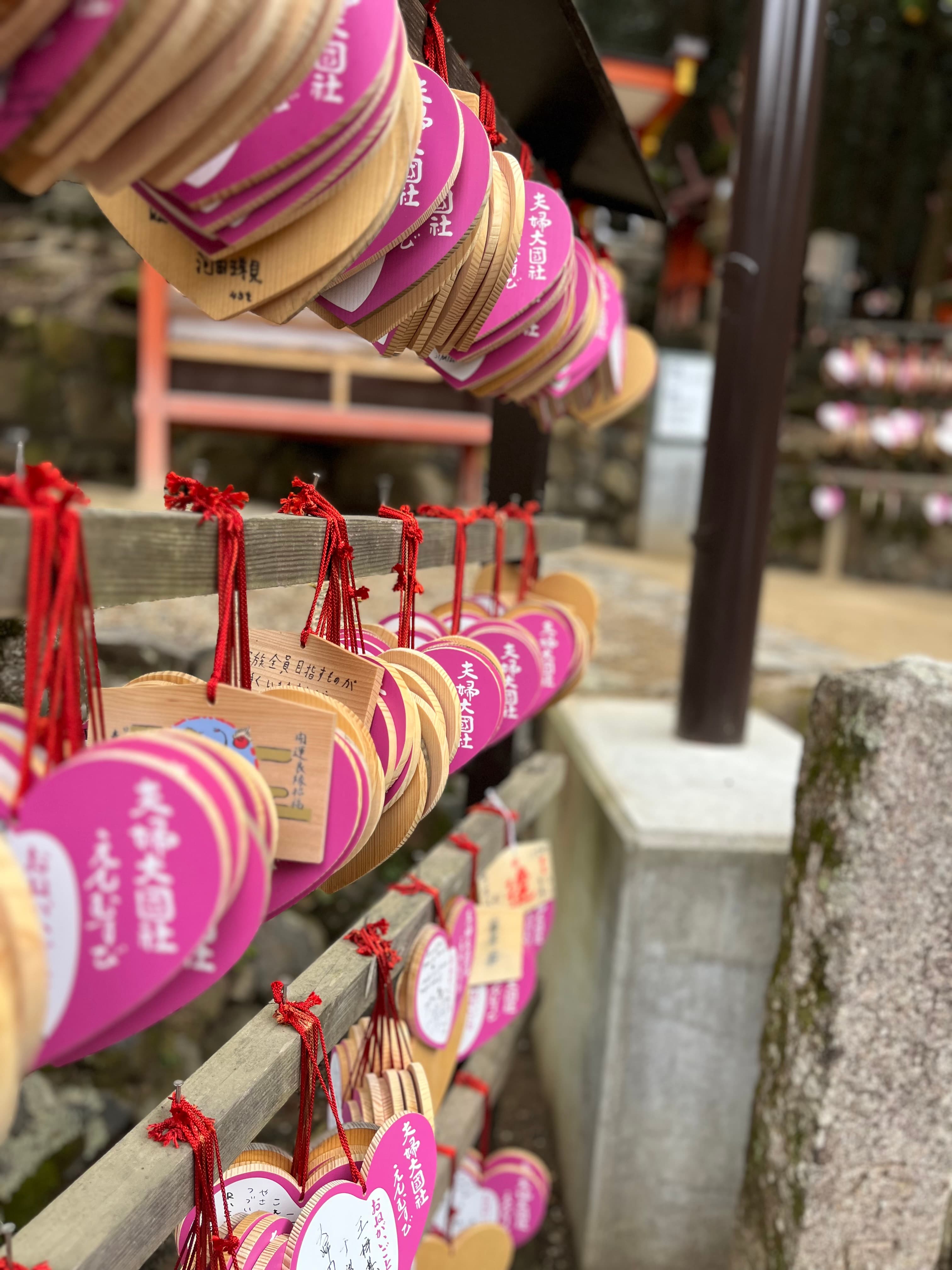 ならまちの古い街並みを背景に着物姿で歩く女性