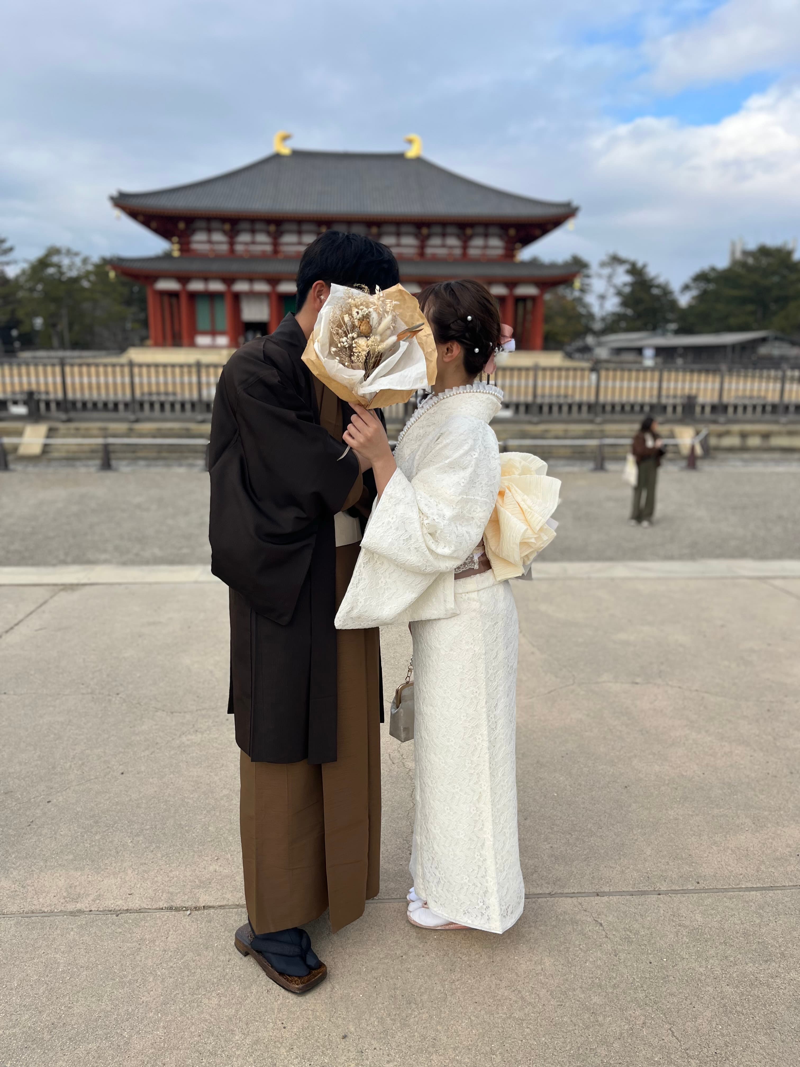 レース着物のディテール、パール小物のクローズアップ