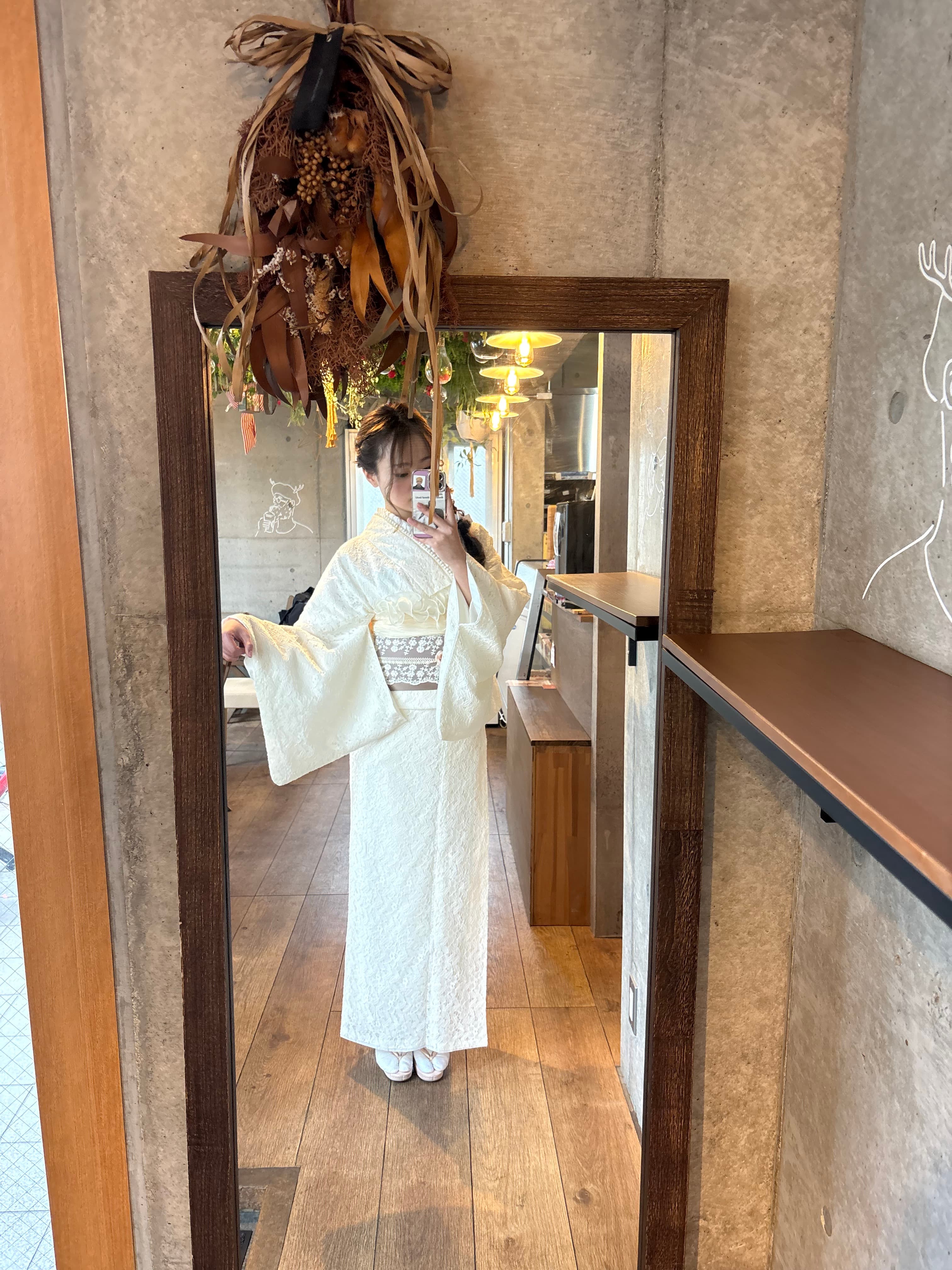 カフェや甘味処で着物姿で休憩している女性