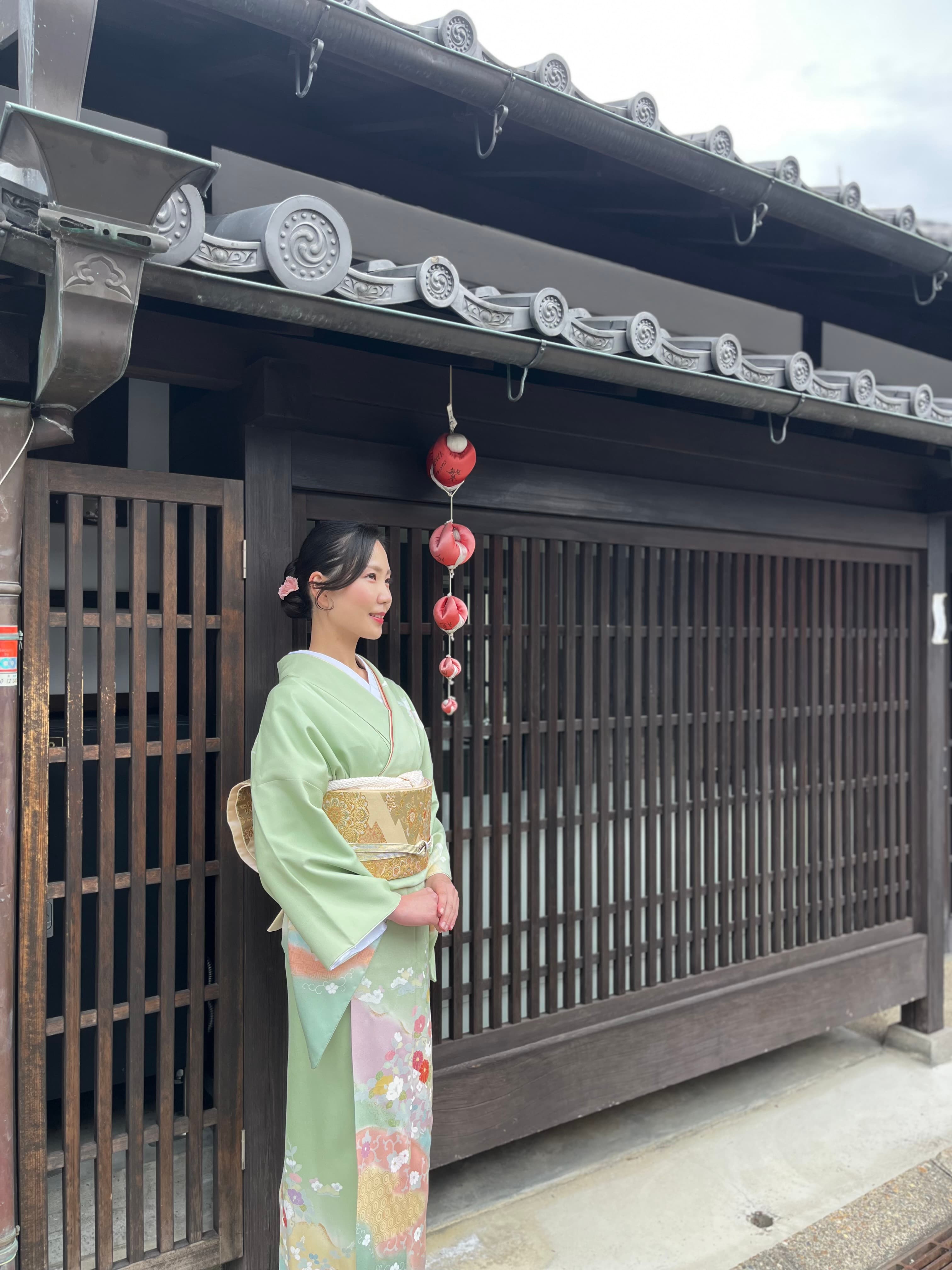 夕暮れ時、ならまちの路地を着物姿で歩く女性のシルエット