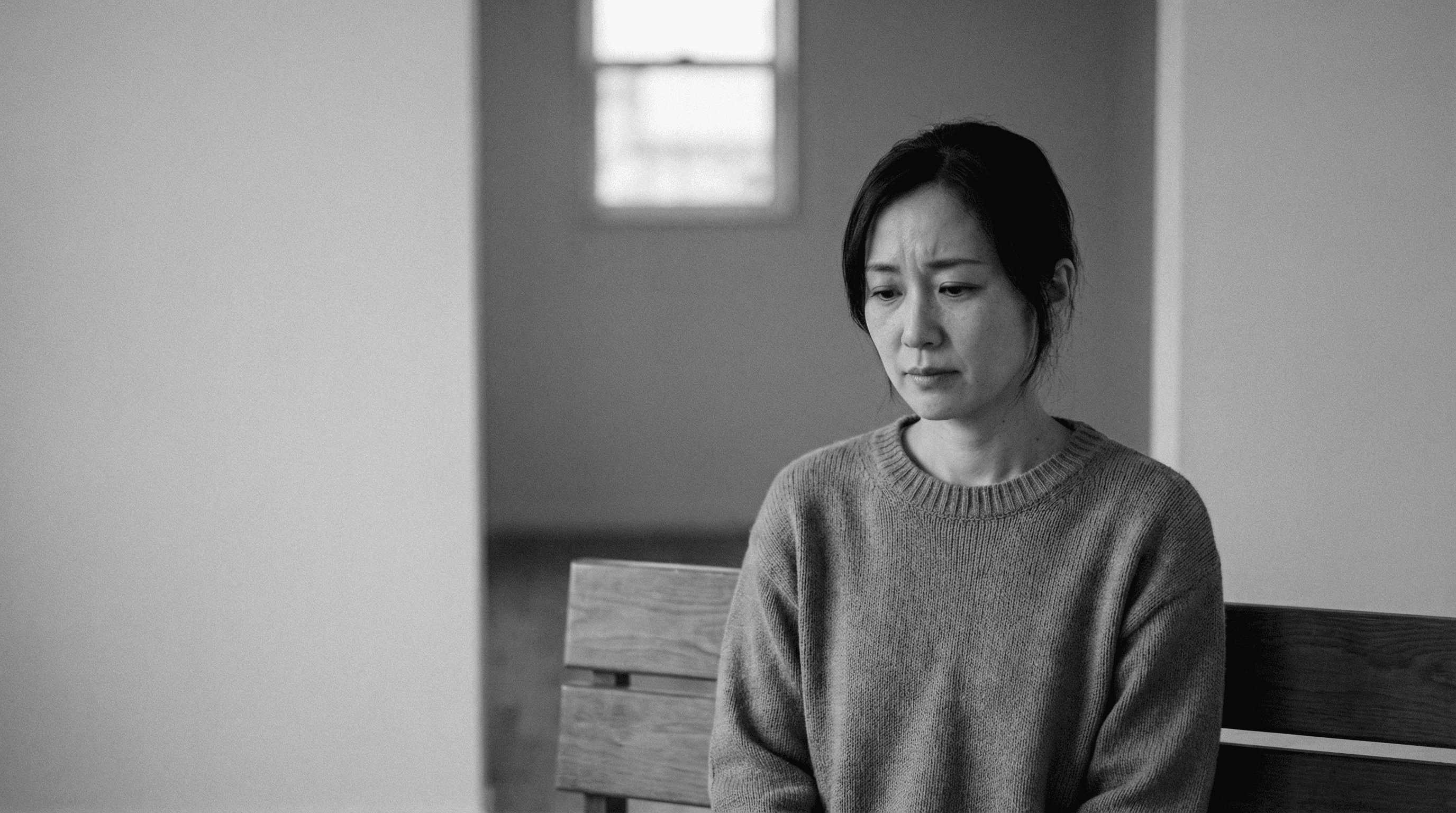 不安げな表情の女性