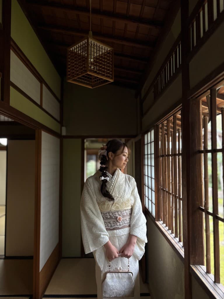 白色レース着物にコーディネートした女性（古民家の廊下）